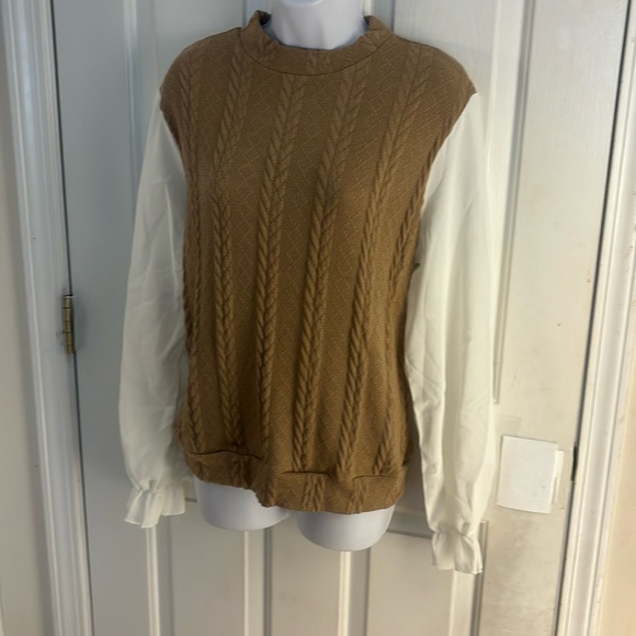 Cable knit Sweater with beautifull cuffed sleeves - Picture 2 of 4